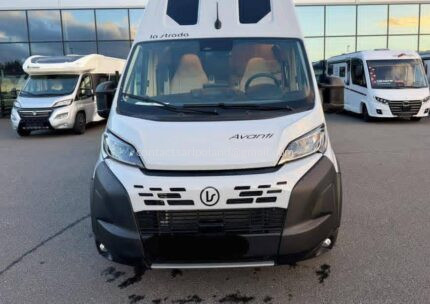 CENA: 50 000 € ! LA STRADA AVANTI EB – 2027 – NOWY – FIAT DUCATO 2.2 DIESEL 180 KM – AUTOMATYCZNA SKRZYNIA 8-BIEGOWA – 4 MIEJSCA HOMOLOGOWANE – 4 MIEJSCA DO SPANIA – ŁÓŻKA POJEDYNCZE Z MOŻLIWOŚCIĄ PRZEKSZTAŁCENIA W ŁÓŻKO MAŁŻEŃSKIE – LITOWA BATERIA 150 AH – TRUMA COMBI D6E DIESEL/ELEKTRYCZNA – ACC – EKRAN 10” – KAMERA COFANIA – 1 050 KG ŁADOWNOŚCI