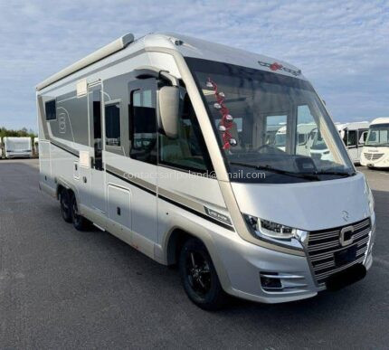 CENA: 325 000 € !!! CARTHAGO CHIC E-LINE I 51 QB DA – 2027 – NOWY – MERCEDES-BENZ 2.0 DIESEL 170 KM – AUTOMATYCZNA SKRZYNIA BIEGÓW – PODWÓJNA OŚ – 4 MIEJSCA HOMOLOGOWANE – 4 MIEJSCA DO SPANIA – ŁÓŻKO QUEEN BED – 400 AH LITOWY – ALDE – DISTRONIC – MBUX 10,2” – PODWÓJNA PODŁOGA – DUŻY GARAŻ – 1 250 KG ŁADOWNOŚCI